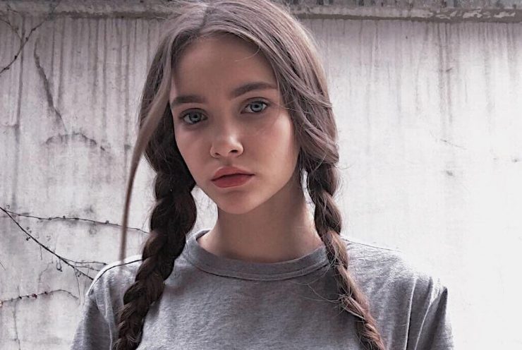 Moja 15-letnia córka zamknęła się w swoim pokoju po wizycie u babci – gdy siłą otworzyłam drzwi, zamarłam z przerażenia 😳