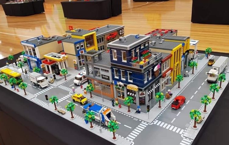 Moja córka sprzedała swoją kolekcję Lego za 112 dolarów, żeby kupić okulary swojej przyjaciółce, ponieważ jej były zepsute i posklejane taśmą klejącą – To, co wydarzyło się następnego dnia, doprowadziło mnie do łez.