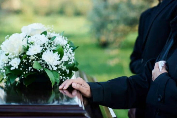 W dniu pogrzebu zobaczył kobietę, którą pochował 20 lat wcześniej… i wtedy starzec wypowiedział jedno zdanie