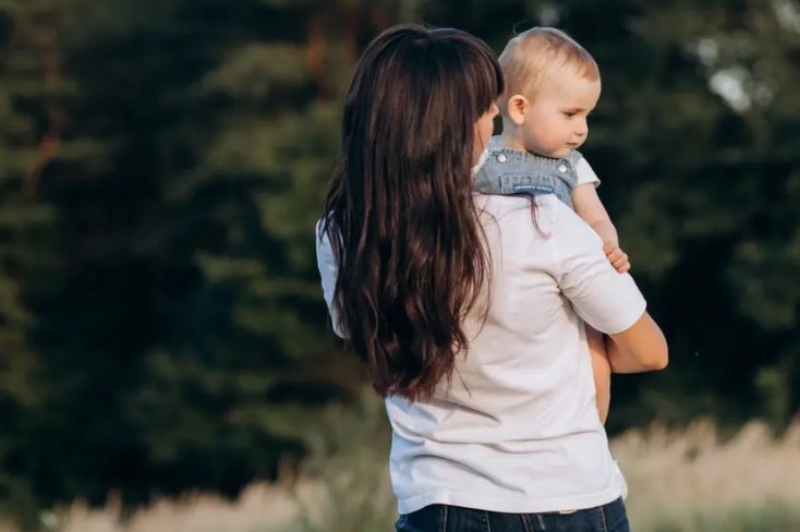 Mój mąż odmówił odwiezienia mnie ze szpitala do domu z naszym noworodkiem, ponieważ bał się, że dziecko „zniszczy jego samochód” – To, co zrobiła potem jego babcia, odebrało mu mowę