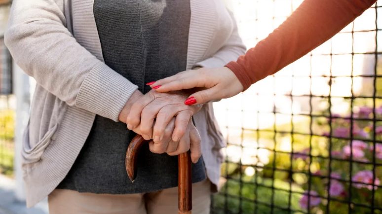 Moja córka zaczęła nosić długie rękawy w 90-stopniowym upale – potem zadzwonił do mnie wicedyrektor i powiedział: „Musi pani sama zobaczyć, co zrobiła.”