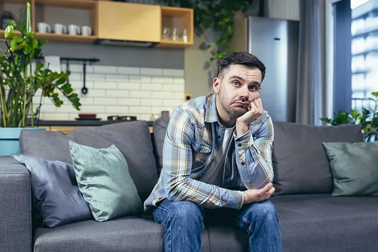 Kupiłam stary kanapę na garażowej wyprzedaży – Trzy dni później ktoś próbował włamać się do mojego mieszkania, żeby go ukraść.