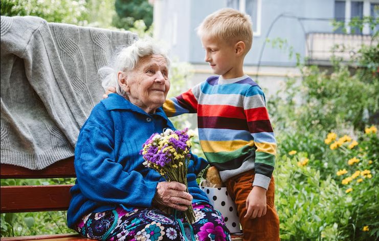 Mały chłopiec przez 3 lata opiekował się swoją chorą starszą sąsiadką – pewnego dnia znalazł od niej pudełko na swoim podwórku