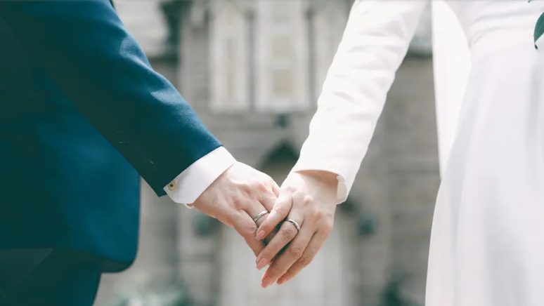 Mój narzeczony podczas krojenia tortu „dla żartu” wepchnął mi twarz w tort – byłam na skraju łez, gdy mój brat wszystkich zaszokował.