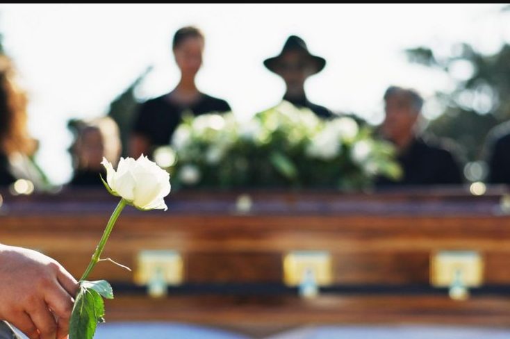 W dniu pogrzebu zobaczył kobietę, którą pochował 20 lat wcześniej… i wtedy starzec wypowiedział jedno zdanie