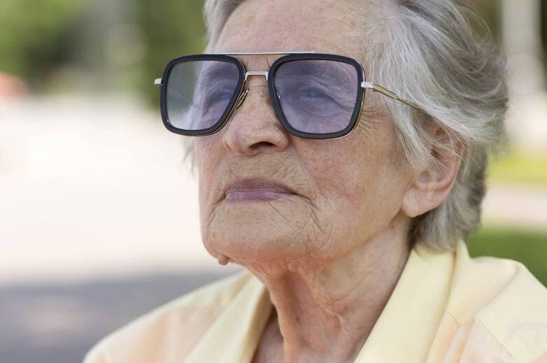 Kiedy miałam 5 lat, policja powiedziała moim rodzicom, że moja bliźniaczka zmarła – 68 lat później spotkałam kobietę, która wyglądała dokładnie jak ja