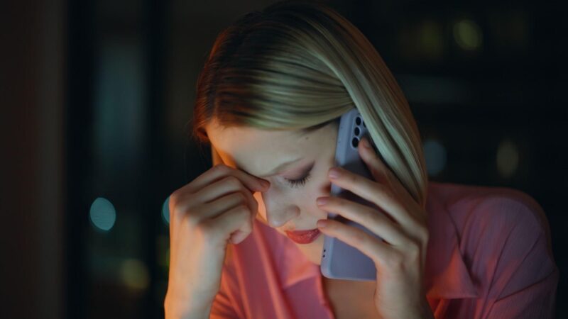 Mój szef zwolnił mnie przez mój wygląd – 10 lat później spotkałam go na największym forum biznesowym w USA i zrobiłam coś, co uciszyło 500 gości