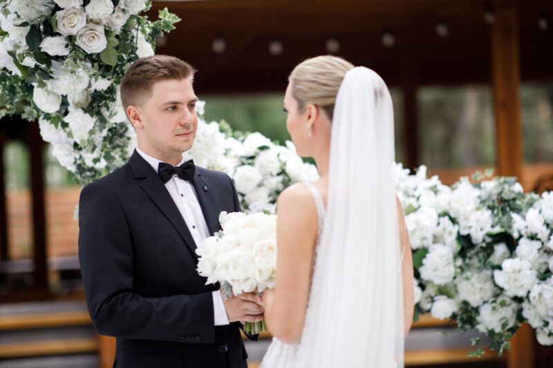 Przedstawiłam tatę mojemu narzeczonemu na weselu – W momencie, gdy zobaczył jego twarz, pobladł i powiedział: „Jak to możliwe, że to ty? Byłem pewien, że zniknąłeś 30 lat temu!”