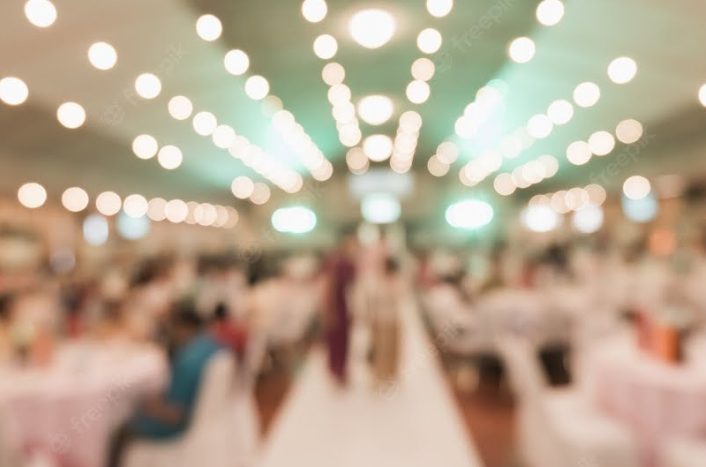 Mój mąż zdradził mnie z córką naszych sąsiadów i sprawił, że zaszła w ciążę – więc dałam im prezent ślubny, którego nigdy nie zapomną.