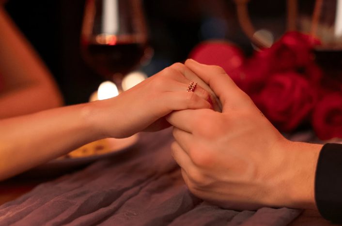 Najpiękniejsza dziewczyna w szkole zaprosiła mnie na bal maturalny, podczas gdy wszyscy inni drwili ze mnie z powodu mojego wyglądu – 20 lat później nie rozpoznała mnie, a to, co zrobiłem, zmieniło jej życie.