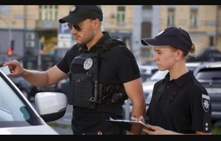 Po śmierci mojego męża poszłam zamiast niego na szkolny bal ojciec-córka – Klasowi koledzy mojej córki śmiali się, dopóki 5 policjantów nie weszło do sali.